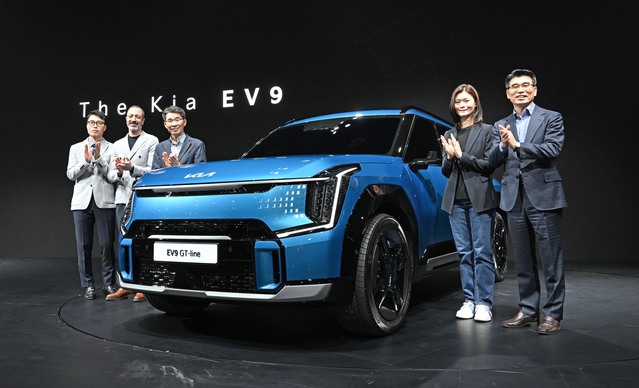 ▲ 송호성 기아 사장(맨 오른쪽)이 30일 서울모빌리티쇼에서 전기차 모델들을 활용해 중국 시장을 본격 공략하겠다고 밝혔다. ⓒ기아