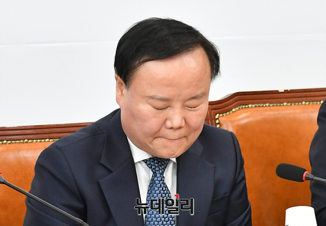 ▲ 김재원 국민의힘 최고위원 30일 오전 국회에서 열린 최고위원회의에 참석해 침통한 표정으로 앉아 있다.ⓒ이종현 기자