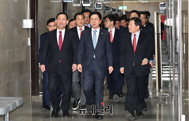 ▲ 김기현 국민의힘 대표와 지도부가 30일 오전 국회에서 열린 최고위원회의에 참석하기 위해서 입장하고 있다.ⓒ이종현 기자