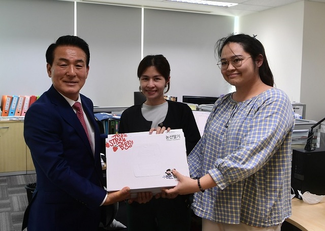 ▲ 백성현 논산시장이 태국 방문 첫날(29일) aT 한국농수산식품유통공사 아세안지역본부 방콕지사를 방문해 논산딸기를 홍보하고 있다.ⓒ논산시