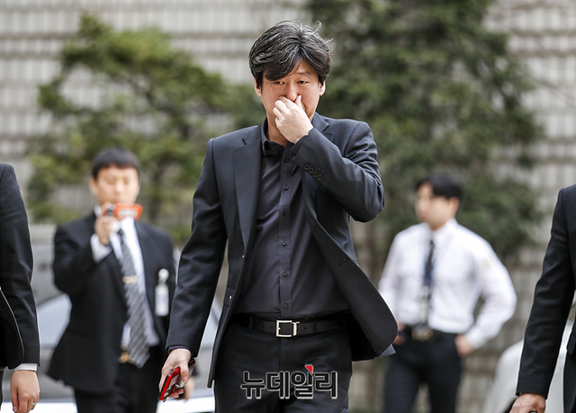 ▲ 남욱 변호사가 지난 24일 오전 서울 서초구 중앙지방법원에서 열린 특정범죄가중처벌등에관한법률위반 공판에 출석하고 있다. ⓒ서성진 기자