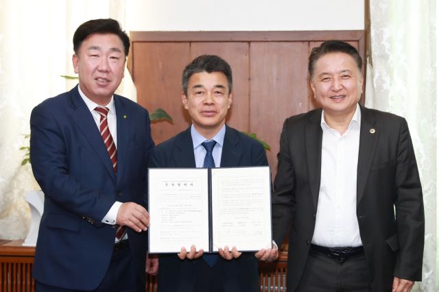 ▲ 충북도와 청주시가 30일 도청에서 김영환 충북도지사, 이범석 청주시장, 박찬규 동일알루미늄㈜ 대표이사가 참석한 가운데 동일알루미늄과 이차전지용 양극집전체 알루미늄박 제조 공장 신설을 위한 투자협약을 가졌다. (왼쪽부터) 이범석 청주시장, 박찬규 동일알루미늄 대표이사, 김영환 충북지사ⓒ충북도