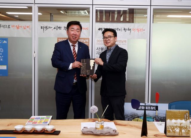 ▲ (완쪽부터) 이범석 청주시장과 강익중 작가.ⓒ청주시