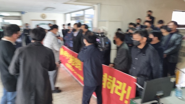 ▲ 30일 충청대 신임총장 임명과 관련해 대학 본관에서 이사회를 개최하기 위해 오경나 총장 등이 교수와 직원들에 막혀 들어가지 못하고 있다.ⓒ충청대교수협의회