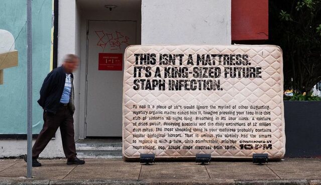 ▲ 10:PM의 매트리스 옥외광고 캠페인. ⓒ10:PM