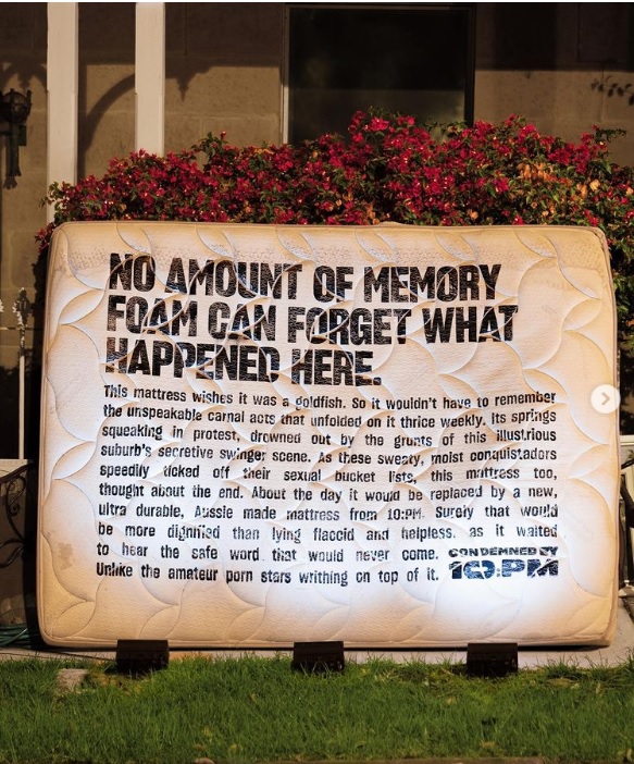 ▲ 10:PM의 매트리스 옥외광고 캠페인. ⓒ10:PM