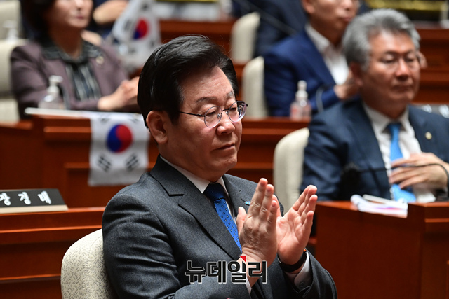 ▲ 이재명 더불어민주당 대표가 지난 16일 국회에서 열린 의원총회에 참석해 의원들의 발언을 듣고 있다. ⓒ이종현 기자