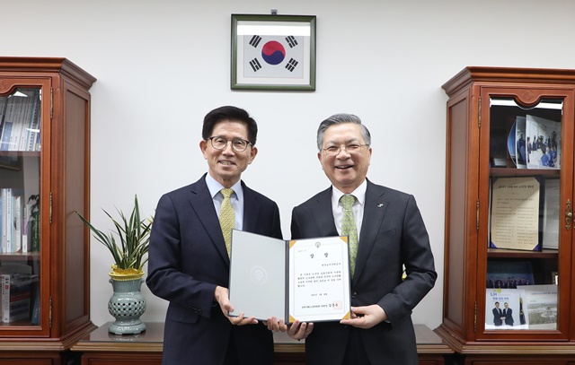 ▲ 김문수 경제사회노동위원장(좌)과 이한준 LH 사장이 기념촬영을 하고 있다. ⓒ한국토지주택공사