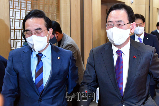 ▲ 주호영 국민의힘 원내대표와 박홍근 더불어민주당 원내대표가 2022년12월21일 국회에서 열린 백봉신사상 시상식에서 만나 인사를 나누고 있다.ⓒ이종현 기자