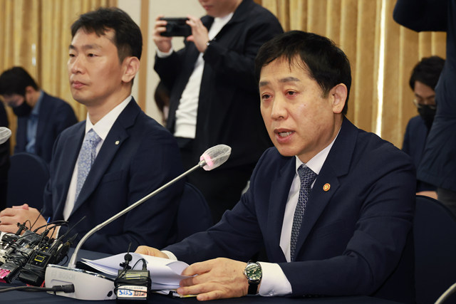 ▲ ⓒ금융위. 김주현 금융위원장이 31일 오전 서울 중구 프레스센터 매화홀에서 이복현 금융감독원장과 5대 금융지주회장단, 은행연합회장과 개최한 금융지주회장 간담회에서 금융시장 안정을 위한 공동노력과 금융권 신뢰회복을 위해, 책임을 다하는 문화 확산을 위한 협력을 당부했다.