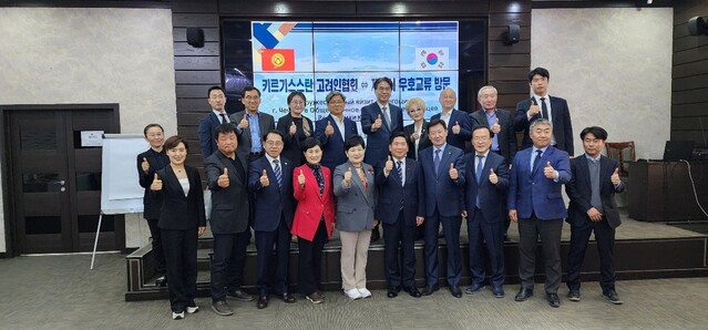 ▲ 김창규 제천시장이 키르키스스탄 고려인협회를 방문, 기념촬영을 하고 있다.ⓒ제천시