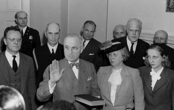 ▲ 루즈벨트 대통령의 부음에 달려간 트루먼 부통령이 백악관에서 33대 대통령 취임선서를 하고 있다,(오른쪽 부인과 딸.(자료사진)
