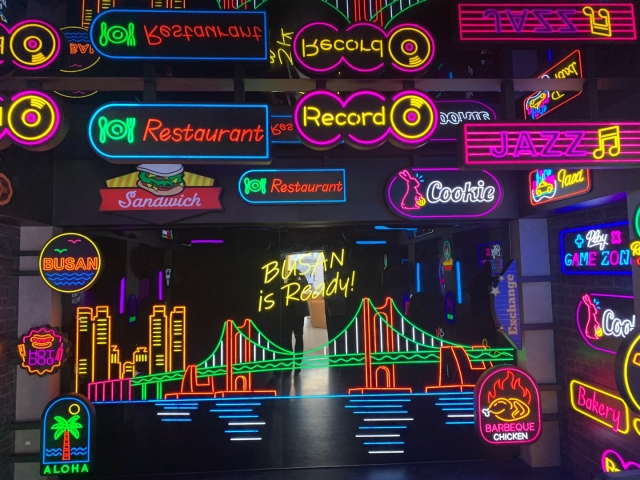 ▲ 삼성전자 부스에 마련된 네온사인 조명 포토존. ⓒ이성진 기자