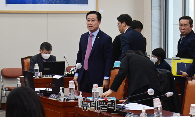 ▲ 국민의힘 소속 교육위원들이 31일 국회 교육위원회에서 열린 정순신 자녀 학교폭력 진상조사 및 학교폭력 대책 수립을 위한 청문회에서 의사 일정 변경안을 의결에 항의하며 퇴장하고 있다.ⓒ이종현 기자