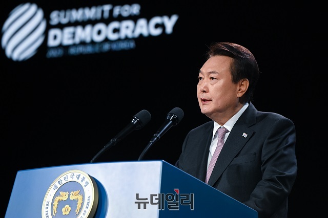 ▲ 윤석열 대통령이 지난 30일 서울 중구 신라호텔에서 열린 제2차 민주주의 정상회의 인도ㆍ태평양 지역회의 개회식에서 환영사를 하고 있다.ⓒ대통령실 제공