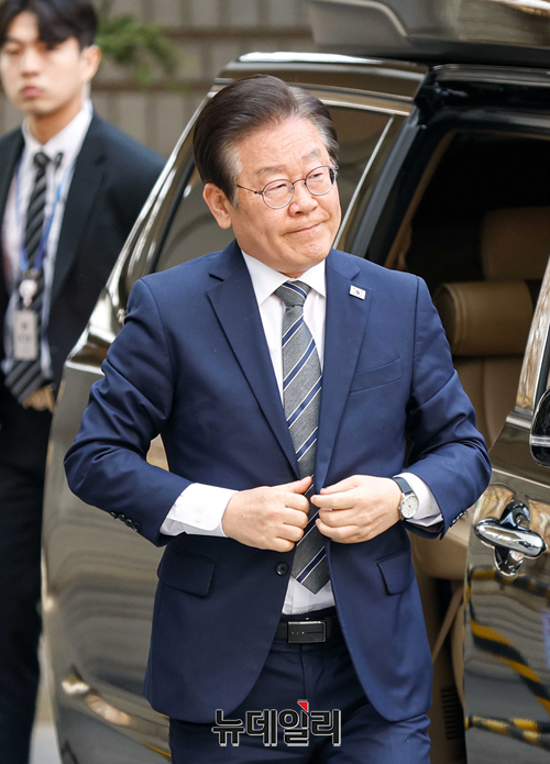 ▲ 이재명 더불어민주당 대표가 31일 오전 서울 서초구 중앙지법에서 열린 세 번째 공판에 출석하기 위해 법정으로 이동하고 있다. ⓒ사진=공동취재단