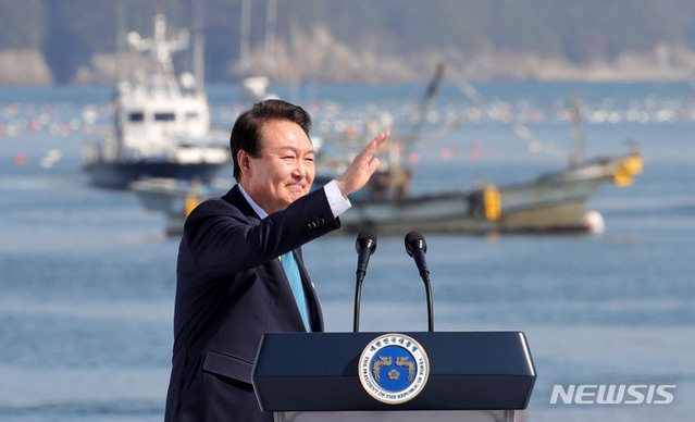 ▲ 윤석열 대통령이 31일 경남 통영 영운항에서 열린 제12회 수산인의 날 기념식에서 기념사를 하기 앞서 인사하고 있다.ⓒ뉴시스