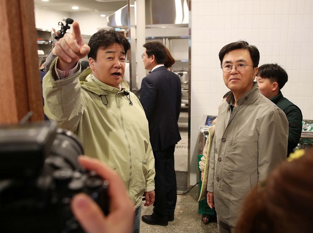 ▲ 김태흠 충남도지사가 1일 예산시장에서 백종원 더본코리아 대표 안내로 시장을 살펴보고 있다. ⓒ충남도