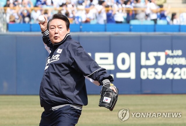 ▲ 윤석열 대통령이 1일 대구 삼성라이온즈파크에서 열린 2023 프로야구 NC 다이노스와 삼성 라이온즈의 개막전에서 시구하고 있다. ⓒ연합뉴스