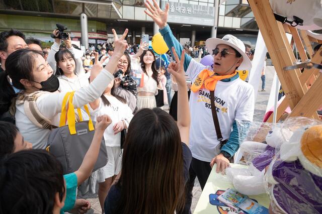 ▲ 김진태 도지사가 하이원리조트 홍보부스에서 시민들과 가위바위보 이벤트를 진행하고 있다.ⓒ강원도