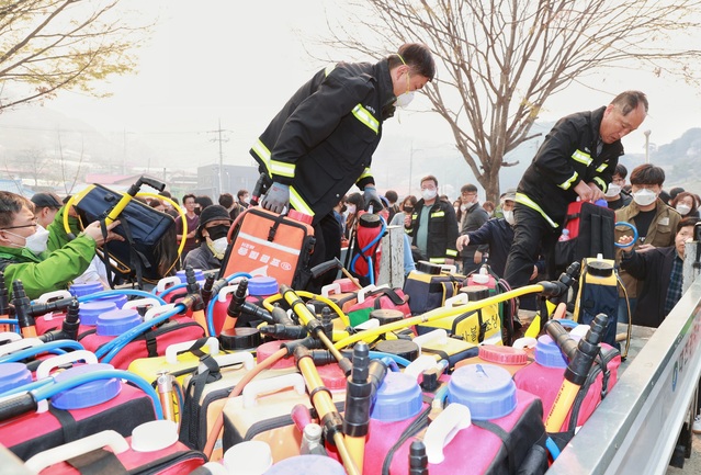 ▲ 대전시 산직동에서 산불이 발생한 가운데 산불현장에 투입될 진화장비가 산불현장 인근에 도착해 있다. ⓒ대전시
