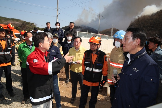 ▲ 김태흠 충남도사사가 2일 홍성군 서부면 중리 538번지 일원에서 발생한 산불현장에서 이용록 홍성군수와 함께 진화작업을 진두지휘하고 있다.ⓒ충남도