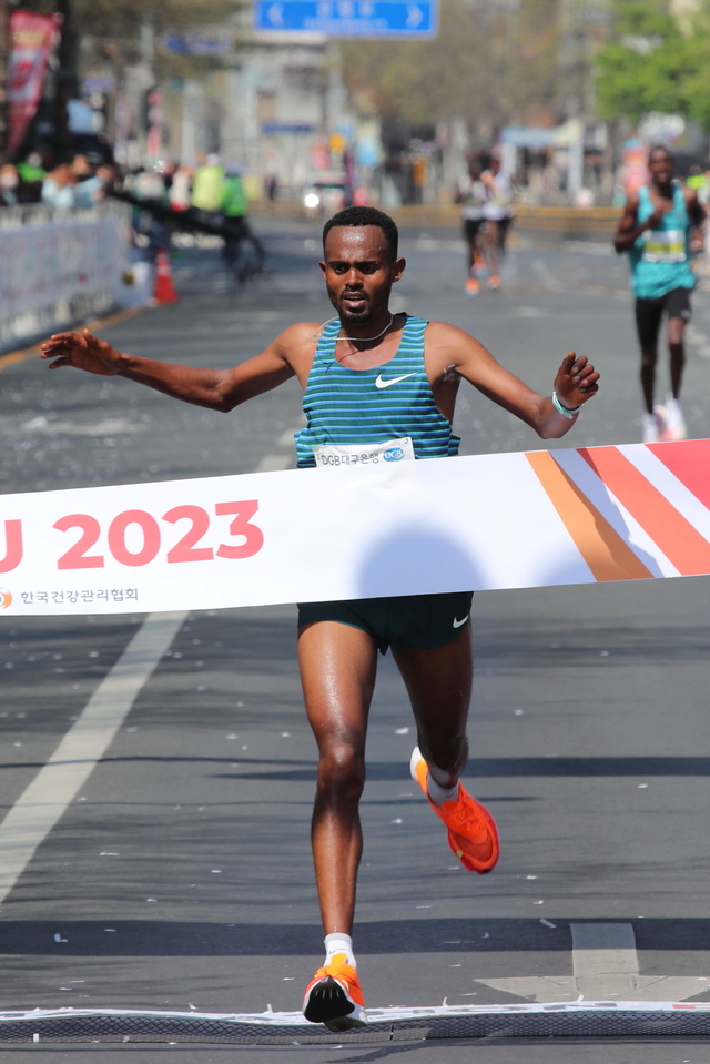 ▲ 엘리트 부문 전체 남자 1위에 오른 에티오피아 밀키사 멍그샤 톨로사 선수.ⓒ대구시
