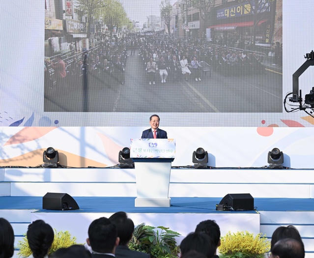 ▲ 홍준표 대구시장은 “서문시장과 대구 미래 번영을 위한 사업들을 차질 없이 추진할 것이며, 정부에서도 대구가 더욱 우뚝 설 수 있도록 적극적인 지원을 당부드린다”고 말했다.ⓒ대구시