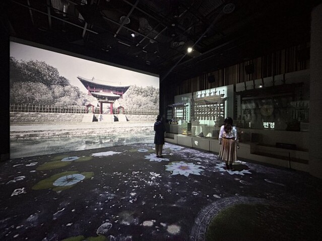 ▲ 국립국악원 국악박물관의 실감형 전시 콘텐츠 '악기, 소리를 그리다'의 전시 참여 모습.ⓒ국립국악원