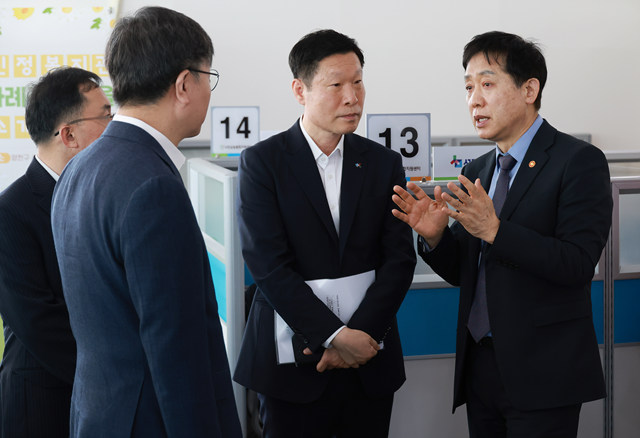 ▲ ⓒ금융위. 김주현 금융위원장이 27일 오전 서울 양천구 양천 서민금융통합지원센터에 방문해 상담창구를 직접 돌며 실제 상담이 이루어지는 집행현장을 점검했다.