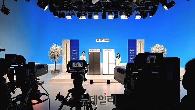 ▲ 생방송이 진행 중인 다른 스튜디오 모습ⓒ조현우 기자