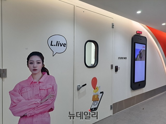 ▲ 모바일 사용에 익숙한 MZ세대들을 위한 모바일커머스 콘텐츠도 확대하고 있다ⓒ조현우 기자