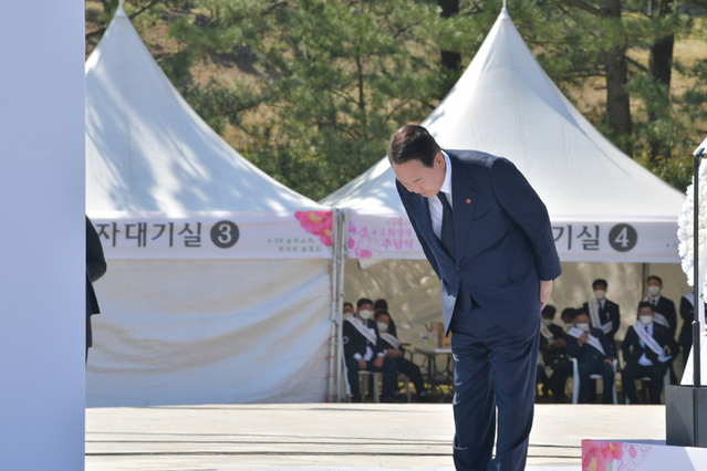 ▲ 윤석열 대통령이 당선인신분이던 지난해 제주시 봉개동 제주4·3 평화공원에서 열린 '제74주년 제주 4·3 희생자 추념식'에 참석해 참배한 후 허리를 숙여 인사하고 있다. ⓒ뉴시스