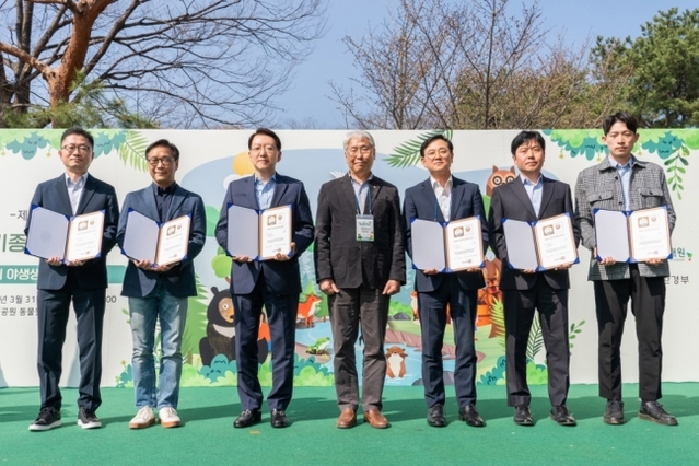 ▲ 이주한 효성첨단소재 커뮤니케이션실 상무(왼쪽 3번째), 조도순 국립생태원장(가운데), 최형식 효성화학 커뮤니케이션실 상무(오른쪽 3번째)ⓒ효성