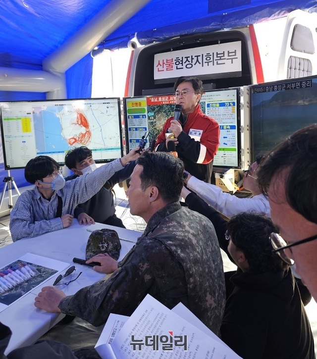▲ 김태흠 충남지사가 3일 홍성 산불현장통합지휘본부에서 기자 브리핑을 하고 있다.ⓒ김정원 기자