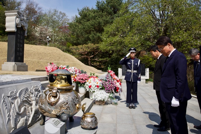 ▲ 최정우 회장이 3일 박정희 전 대통령의 묘소를 참배하는 모습. ⓒ포스코그룹