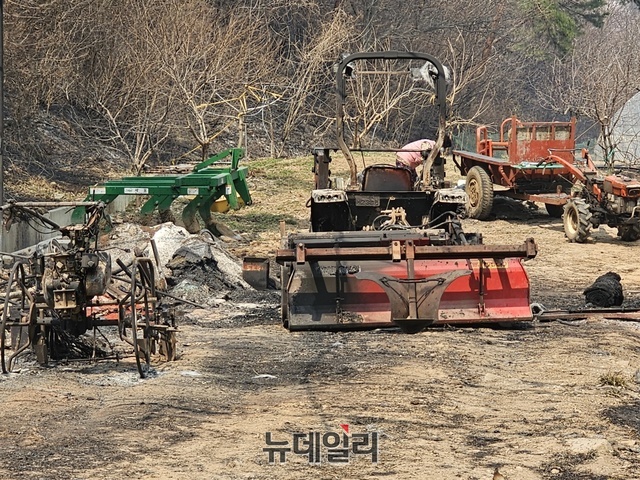 ▲ 축사와 농기계가 불에 타는 바람에 더 이상 사용할 수 없게 됐다.ⓒ김정원 기자