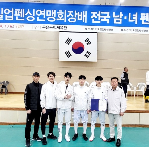 ▲ 대전도시공사 펜싱팀이 제25회 한국 실업 펜싱연맹 회장 배 전국 남녀펜싱선수권대회 남자 플뢰레 단체전에서 우승을 차지했다,ⓒ대전도시공사