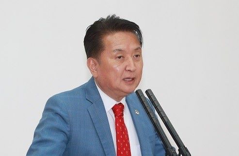 ▲ 김영환 충북지사가 3일 열린 직원조회에서 미세먼지와 수질 개선 대책, 의료사각 해소 등 3가지 문제에 대한 대책 마련을 주문했다.ⓒ충북도