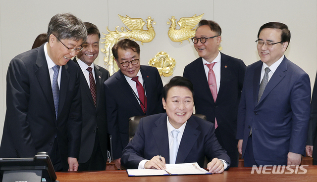 ▲ 윤석열 대통령이 지난해 5월10일 새로 마련된 서울 용산 대통령 집무실에서 김대기 비서실장을 비롯한 참모진들과 함께 기념촬영을 하고 있다. ⓒ뉴시스