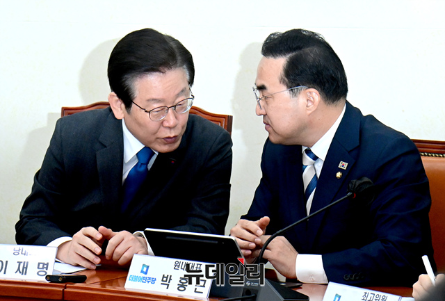 ▲ 이재명 더불어민주당 대표와 박홍근 원내대표가 지난달 27일 오전 국회에서 열린 최고위원회의에 참석해 대화를 나누고 있다. ⓒ이종현 기자