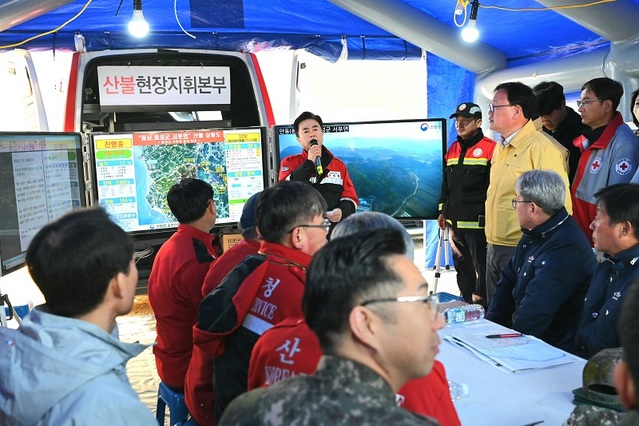 ▲ 김태흠 충남도지사가 홍성군 서부면 능산리 산불현장지휘소에서 기자브리핑을 하고 있다.ⓒ충남도