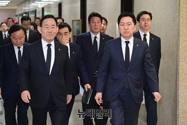▲ 김기현 국민의힘 대표와 지도부가 3일 국회에서 열린 최고위원회의에 참석하기 위해 입장하고 있다.ⓒ이종현 기자