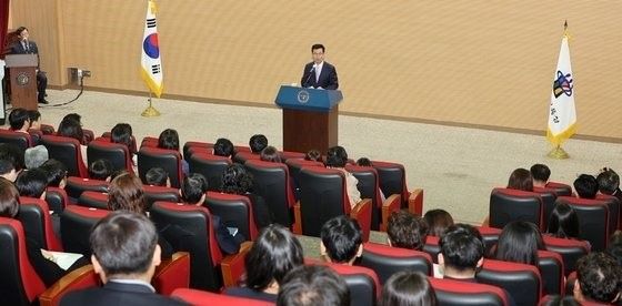 ▲ 3일 윤건영 충북교육감이 4월 월례조회를 주재하고 있다.ⓒ충북교육청