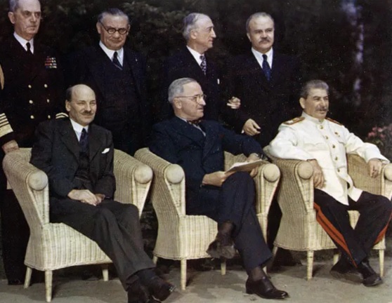 ▲ 총선에서 패배한 처칠은 귀국하고 노동당 애틀리(왼쪽)가 참석한 포츠담회담. 가운데 트루먼, 오른쪽 스탈린.(자료사진)