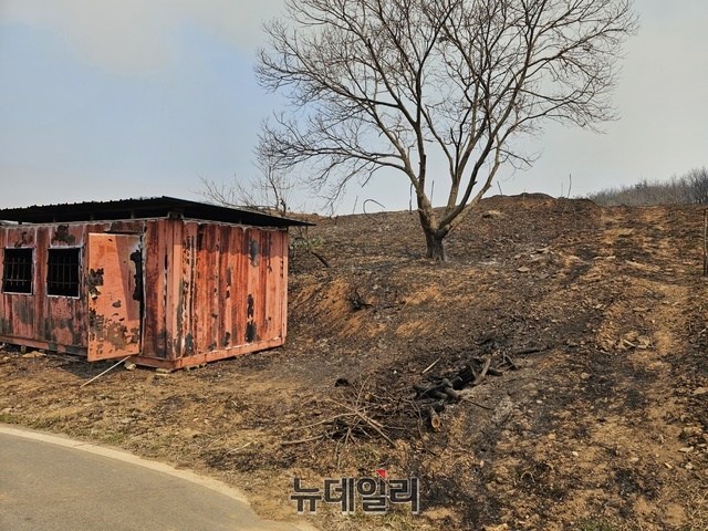 ▲ 충남 홍성군 서부면 송촌리 마을에 설치된 컨테이너가 산불로 인해 완전히 불에 탔다.ⓒ김정원 기자ⓒ