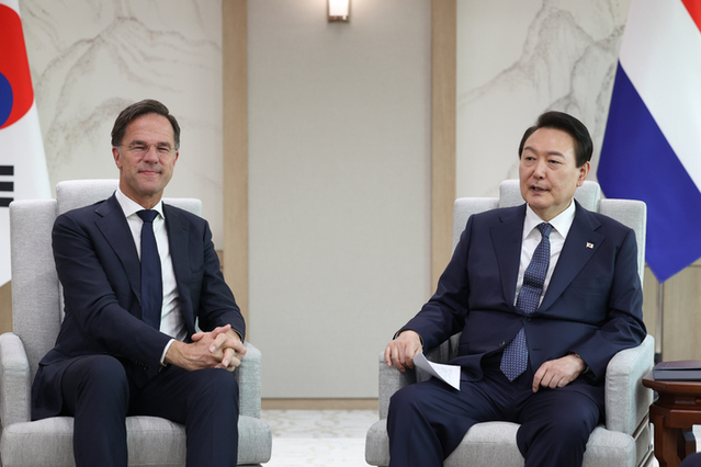 ▲ 윤석열 대통령이 지난 17일 서울 용산 대통령실 청사에서 마크 루터 네덜란드 총리와 사전 환담을 하고 있다. ⓒ뉴시스