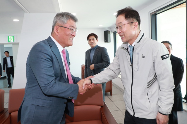 ▲ 예천스타디움에서 열린 소년체육대회 육상경기 현장에서 임종식 경북교육감이 김학동 예천군수(왼쪽)을 만나 악수를 하고 있다.ⓒ예천군