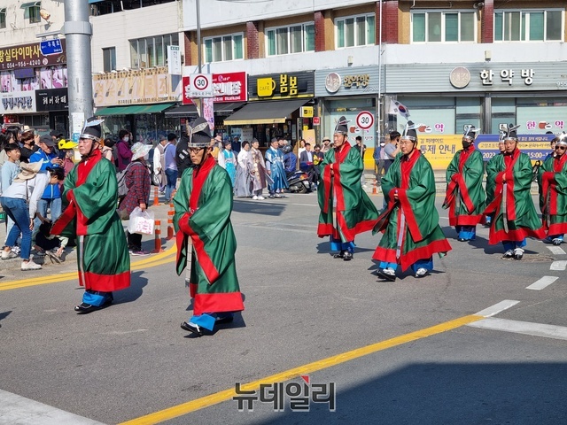 ▲ 축제 마지막 날 대가야읍 일원에서 펼쳐진 ‘대가야의 길 퍼레이드’에는 지역주민 및 축제 참가자 등이 참여한 가운데 열렸다.ⓒ뉴데일리