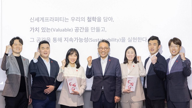▲ ‘에코랩’ 구성원과 신세계프라퍼티 임영록 대표(가운데)의 지속가능한 개발 원칙 선포를 기념하는 모습.ⓒ신세계프라퍼티